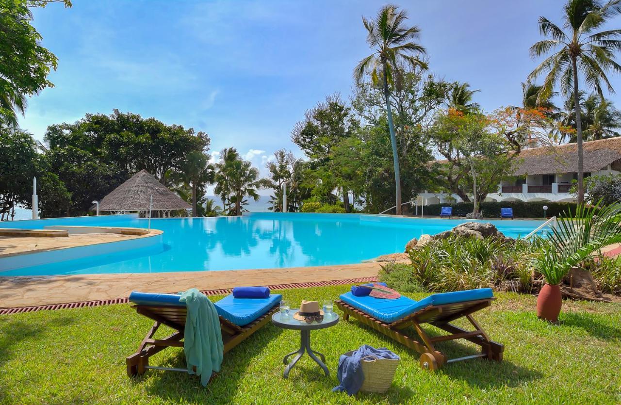 Diamonds Leisure Beach & Golf Resort Diani Beach Eksteriør bilde The pool at the Serena Beach Resort
