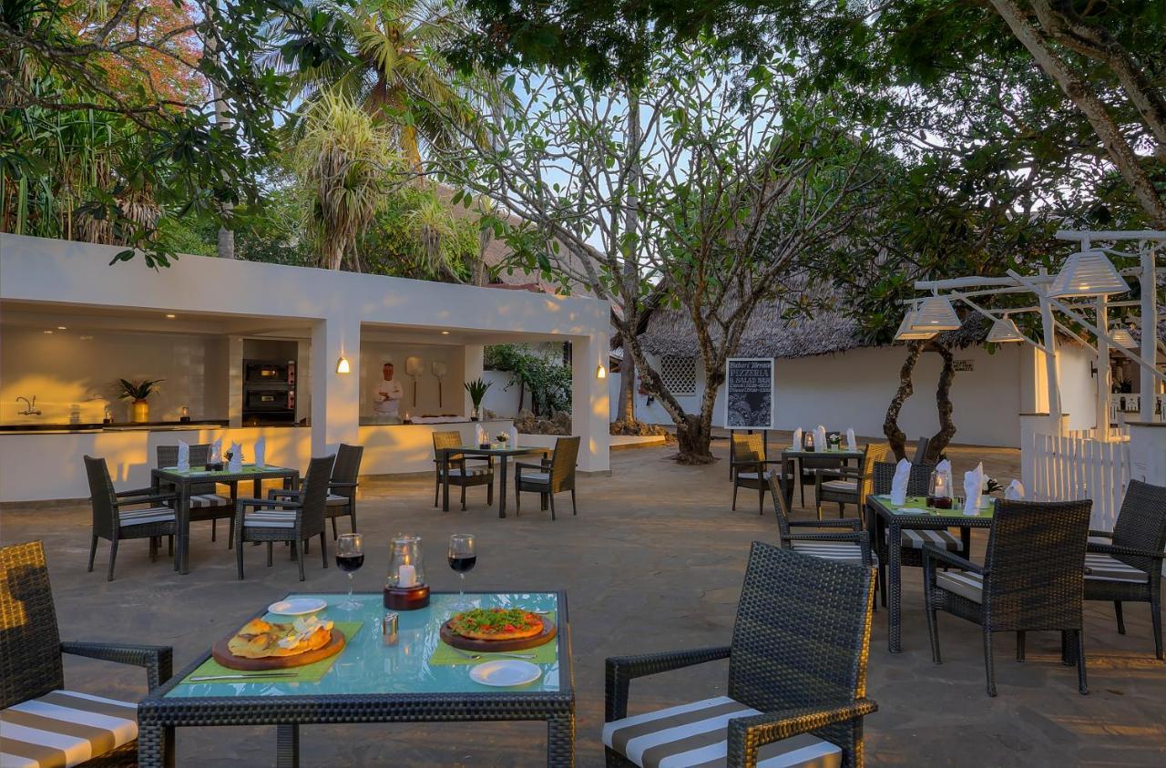 Diamonds Leisure Beach & Golf Resort Diani Beach Eksteriør bilde The restaurant at the hotel