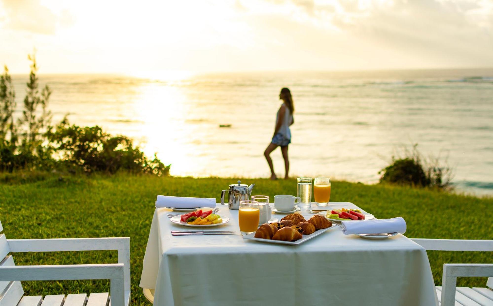 Diamonds Leisure Beach & Golf Resort Diani Beach Eksteriør bilde Breakfast at the Beach