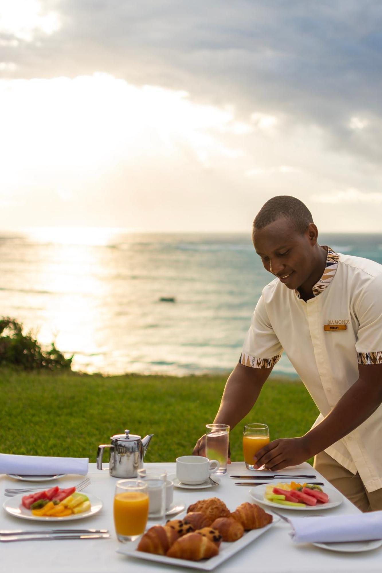 Diamonds Leisure Beach & Golf Resort Diani Beach Eksteriør bilde A butler at work