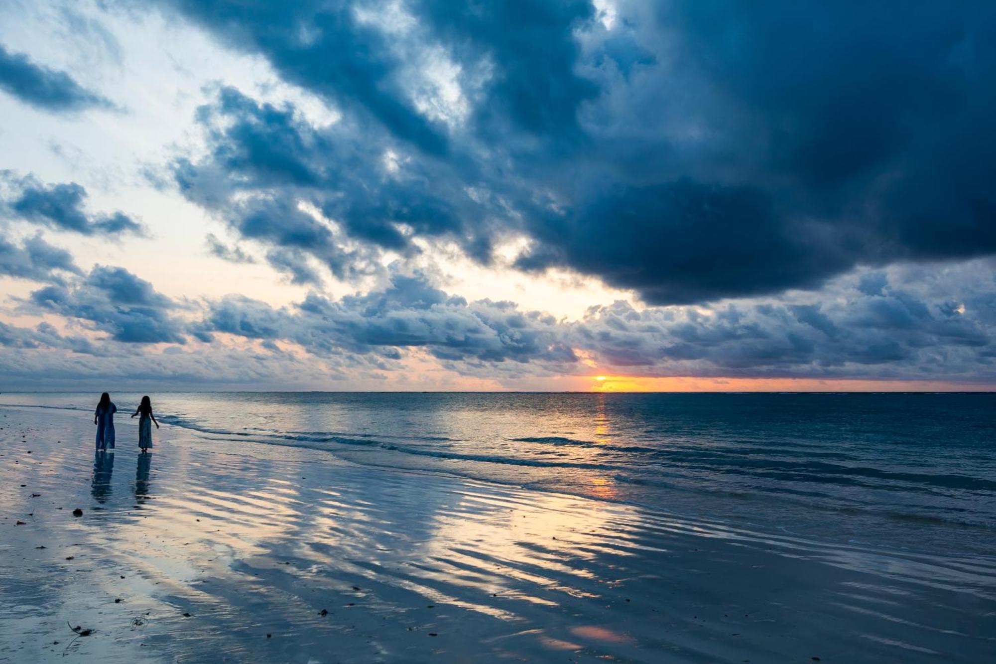 Diamonds Leisure Beach & Golf Resort Diani Beach Eksteriør bilde Sunset at the beach