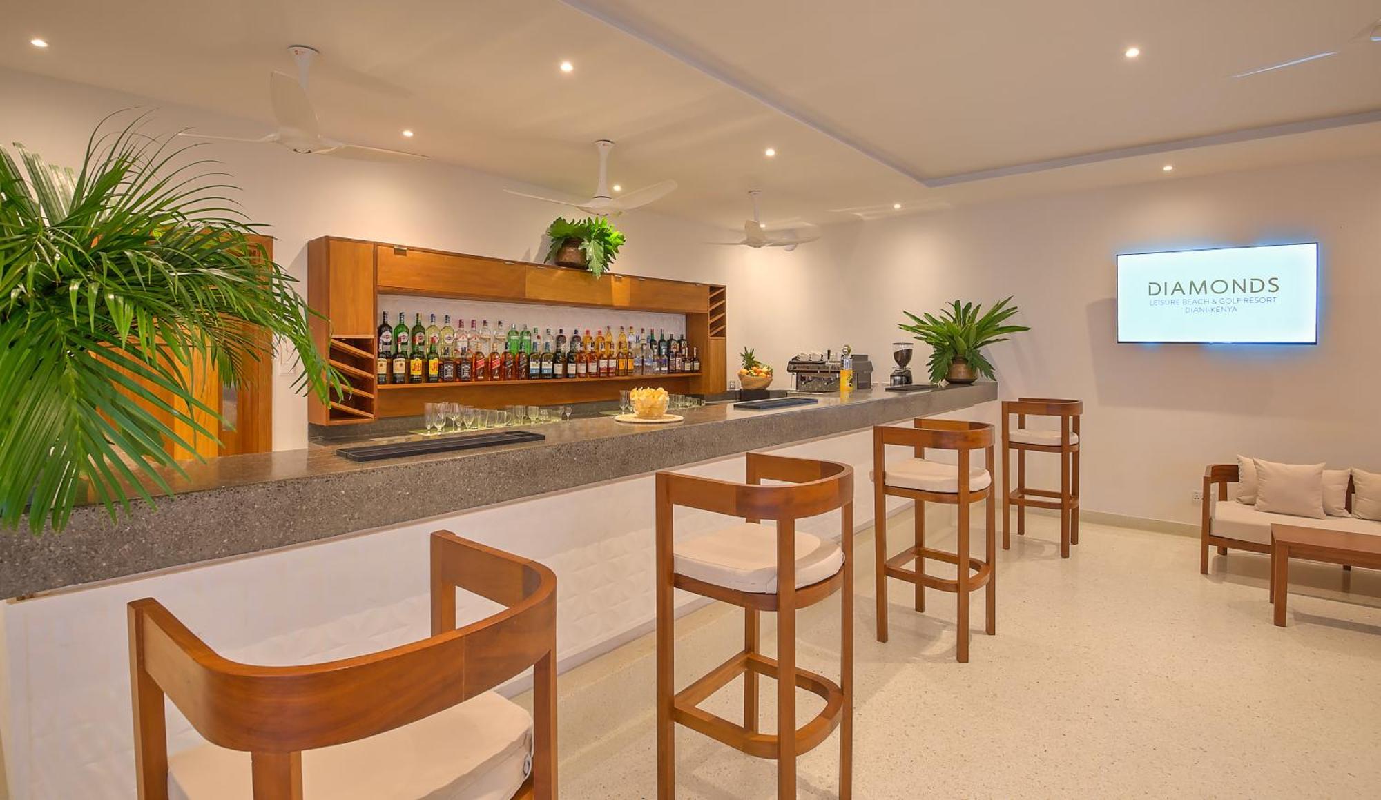 Diamonds Leisure Beach & Golf Resort Diani Beach Eksteriør bilde Diamond Lounge at Male International Airport